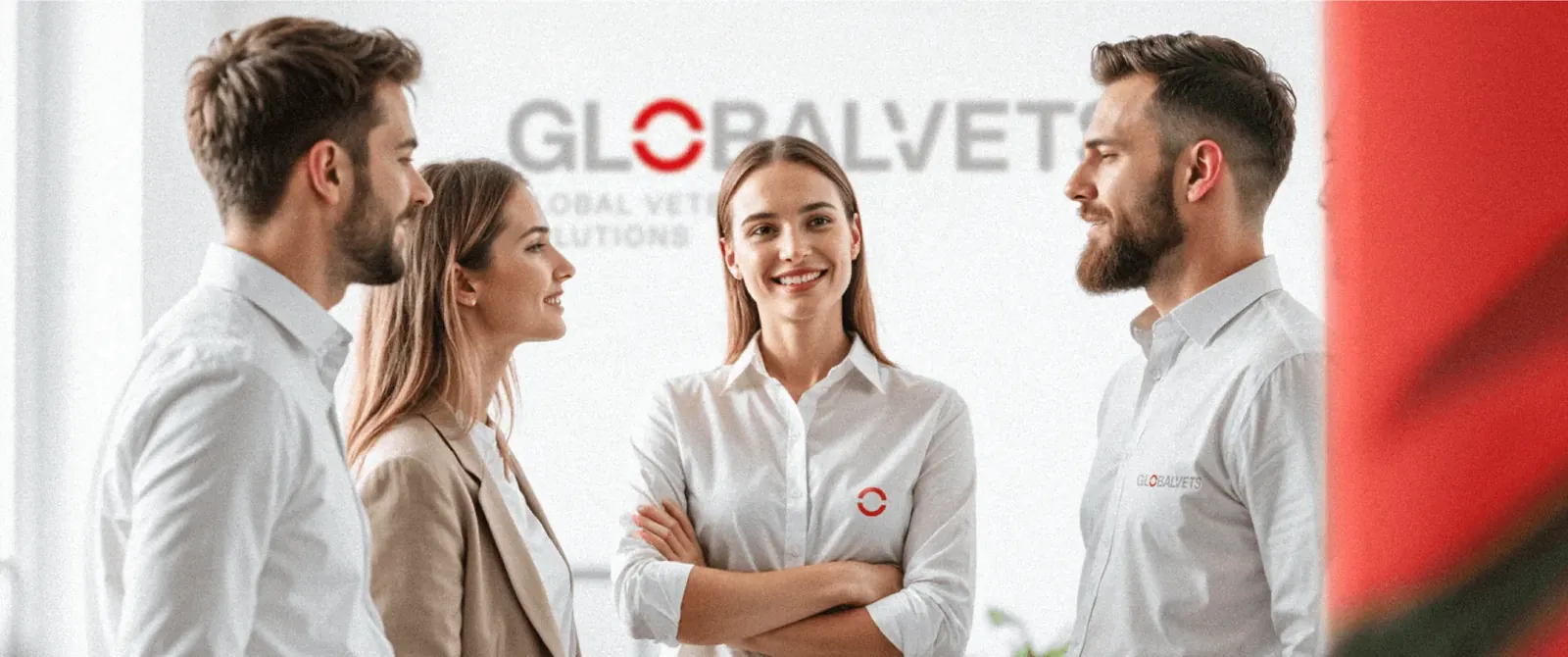 Cuatro integrantes del equipo de Globalvets conversando en una oficina luminosa